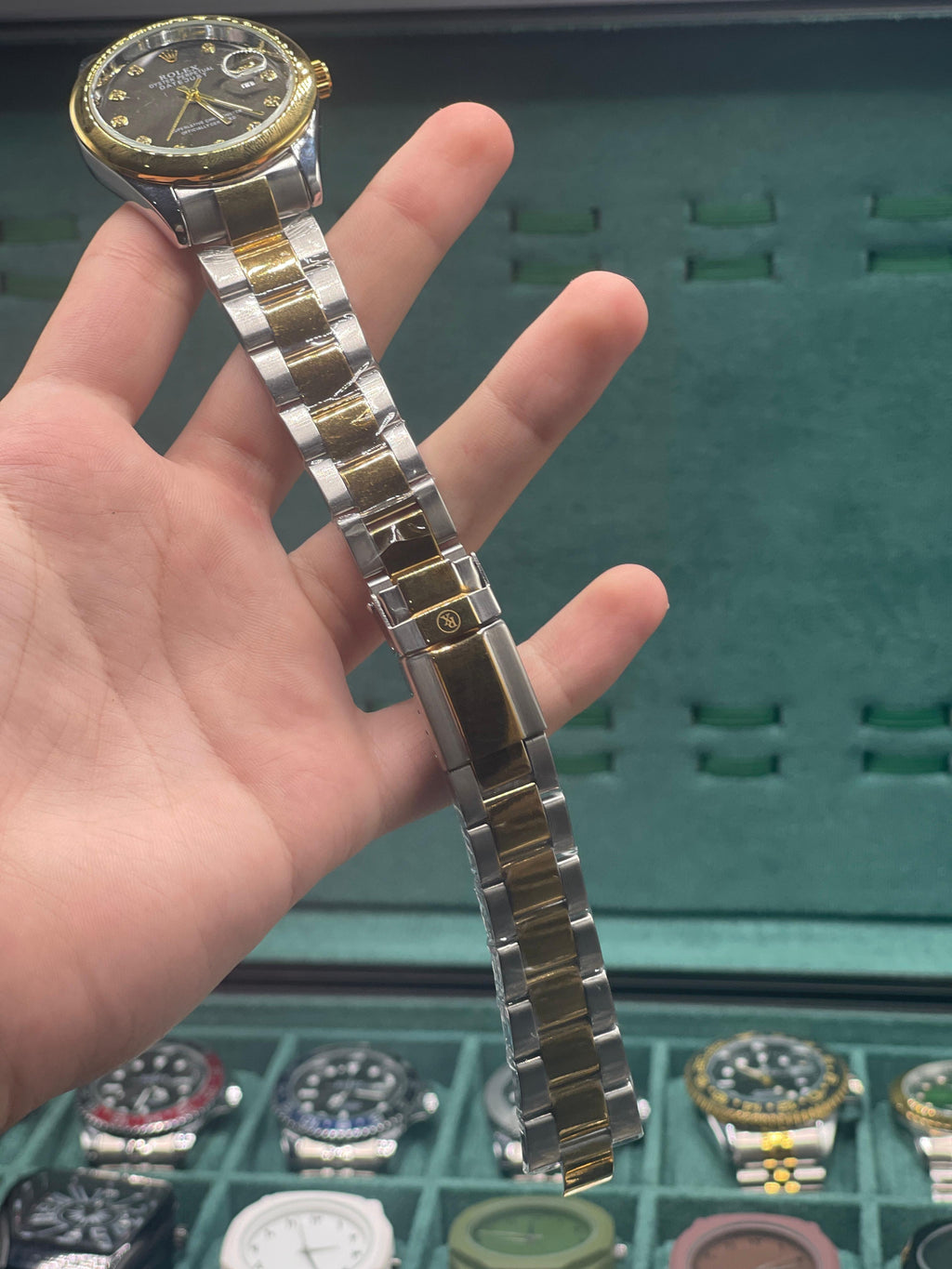 RLX Silver Oyster Chain With Black Round Dial Watch.